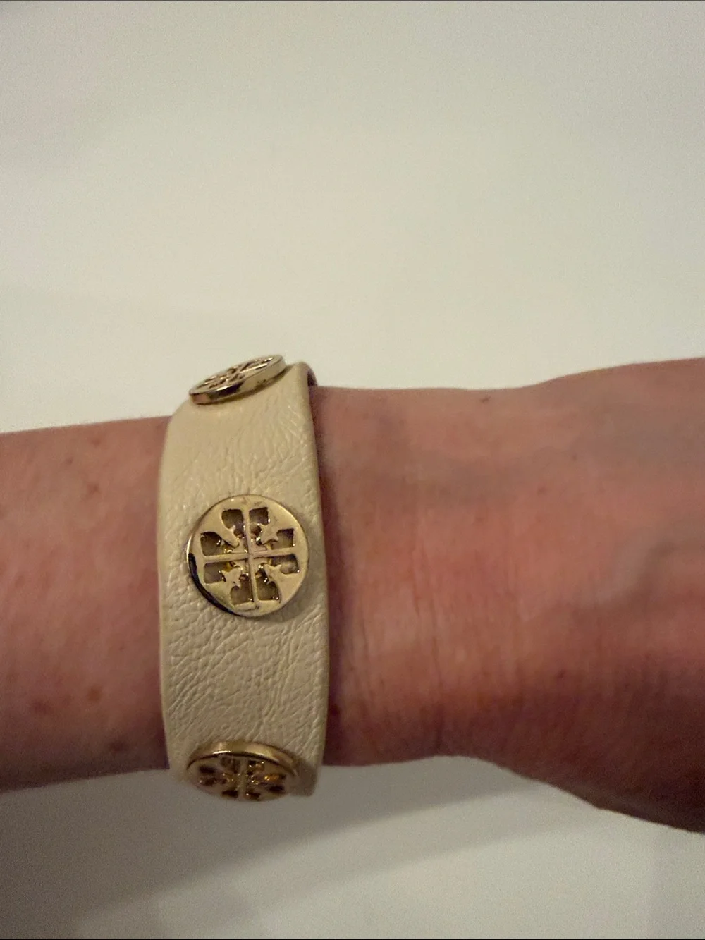 NEW BRACELET CREAM LEATHER GOLD TONE T MEDALLIONS SNAP CLOSE 7.5”-8”